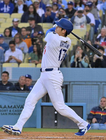 マーリンズ戦の1回、ソロ本塁打を放つドジャースの大谷=29日、ロサンゼルス