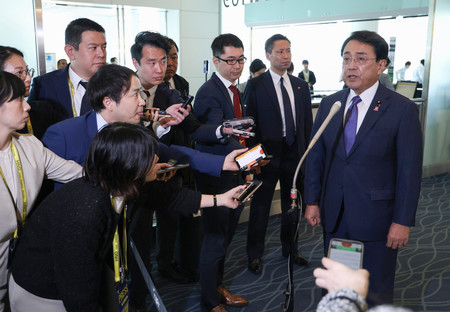 訪米を前に報道陣の取材に応じる赤沢亮正経済再生担当相(右端)=30日午前、東京・羽田空港