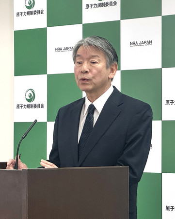 北海道電力泊原発3号機の審査書案を了承した定例会合後、記者会見する原子力規制委員会の山中伸介委員長=4月30日午後、東京都港区
