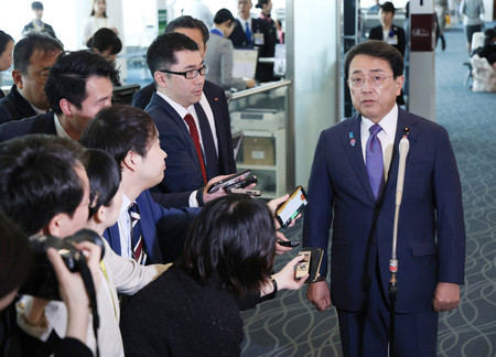 訪米を前に報道陣の取材に応じる赤沢亮正経済再生担当相(右端)=30日午前、東京・羽田空港