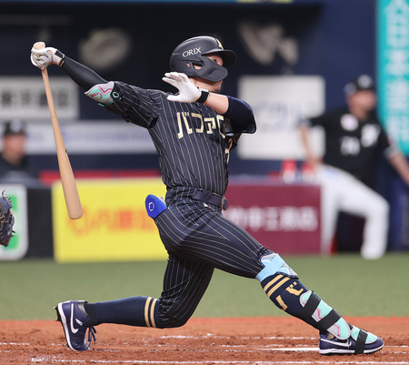 2回、先制のソロ本塁打を放つオリックスの西川=30日、京セラドーム