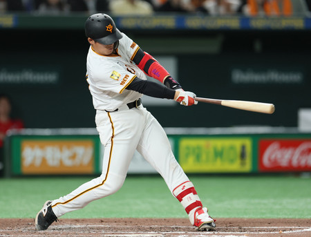 6回、先制の2点適時二塁打を放つ巨人の増田陸=30日、東京ドーム