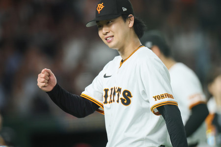 7回を無失点に抑え、喜ぶ巨人先発の山崎=30日、東京ドーム