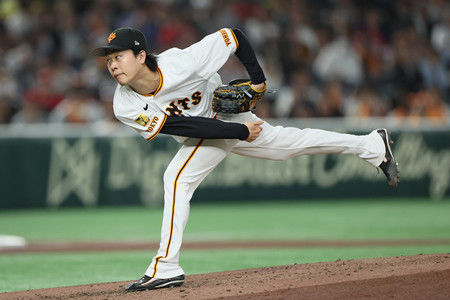 7回無失点で今季4勝目を挙げた巨人先発の山崎。開幕からの無失点記録を35イニングまで伸ばした=30日、東京ドーム