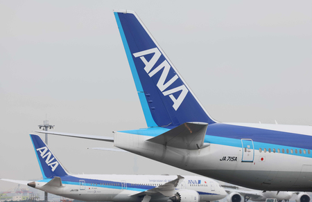全日空の機体に描かれたロゴマーク=東京・羽田空港