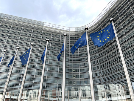 欧州旗が掲げられた欧州連合(EU)欧州委員会の本部ビル=ベルギー・ブリュッセル
