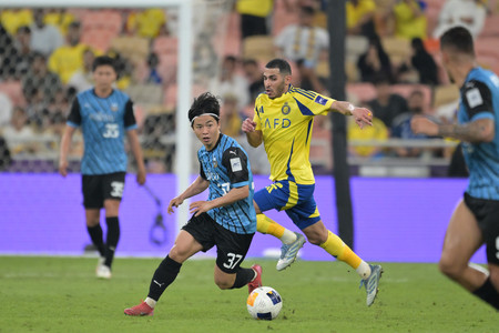アルナスル戦でプレーする川崎の伊藤(中央左)=4月30日、サウジアラビア・ジッダ((C)Jリーグ・時事)