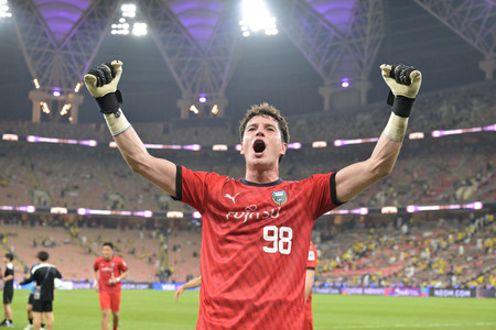 アルナスル戦で、喜ぶ川崎のGK山口=30日、サウジアラビア・ジッダ((C)Jリーグ・時事)