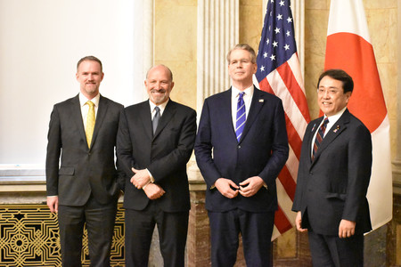 日米関税交渉に臨む(右から)赤沢亮正経済再生担当相、ベセント米財務長官、ラトニック米商務長官、グリア米通商代表部(USTR)代表=1日午後、米ワシントン