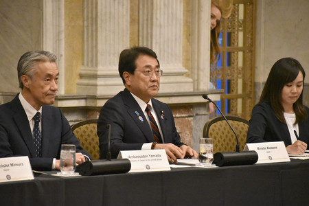 Amazon.co.jp: アメリカ外交と官僚―政策形成をめぐる抗争 : 山岡