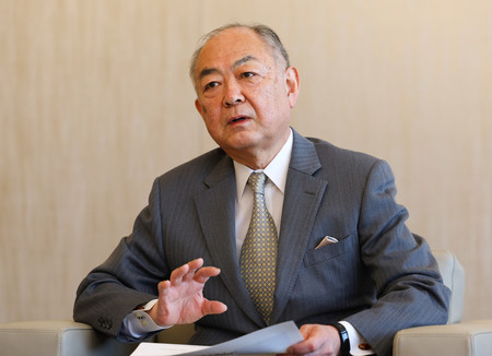 インタビューに応じる元農林水産審議官の針原寿朗住友商事顧問=4月22日、東京都千代田区