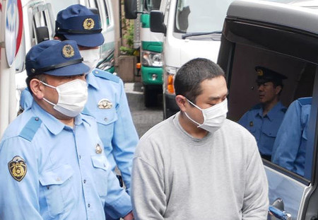 送検のため、警視庁本富士署を出る戸田佳孝容疑者(右)=9日午前、東京都文京区