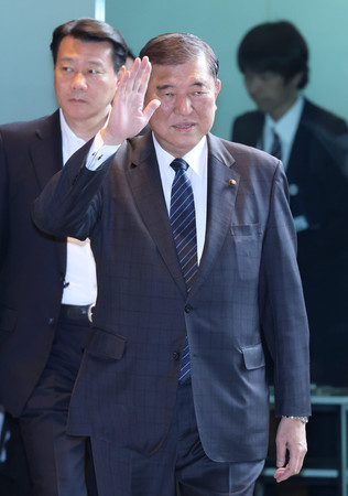 首相官邸に入る石破茂首相=9日、東京・永田町