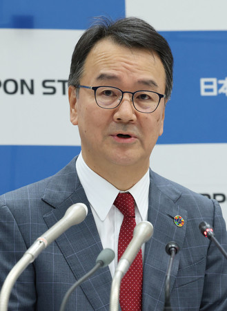 決算会見で質問に答える日本製鉄の今井正社長=9日午後、東京都千代田区