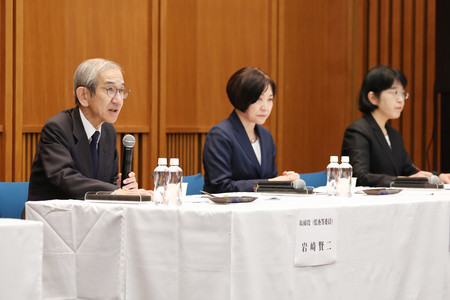 日本空港ビルデングの利益供与疑惑について、調査結果を公表する社外取締役ら=9日午後、東京都千代田区