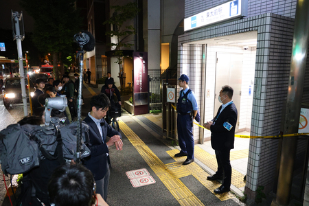 切り付け事件後、東京メトロ南北線東大前駅で警戒する警察官ら=7日、東京都文京区