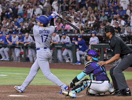ダイヤモンドバックス戦の9回、決勝の12号3ランを放つドジャースの大谷(左)=9日、フェニックス