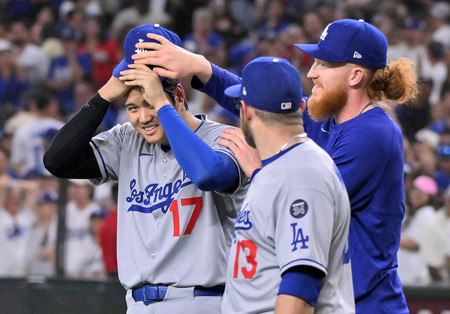 ダイヤモンドバックスに勝利し、チームメートを出迎えに行くドジャースの大谷(左)=9日、フェニックス