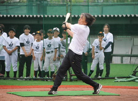 野球教室でフリー打撃を披露する松井秀喜さん=10日、東京都大田区