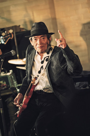 「ザ・ゴールデン・カップス」メンバーでギタリストのエディ藩さん(アルタミラピクチャーズ提供)
