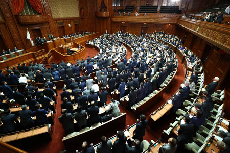 日本学術会議を特殊法人化する法案を賛成多数で可決した衆院本会議=13日午後、国会内