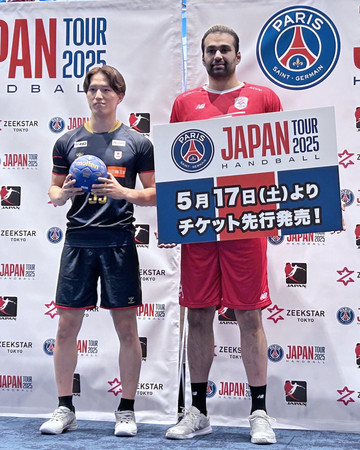 パリ・サンジェルマンとの親善試合の発表会見に臨むハンドボール日本代表の玉川(右)と藤坂=13日、東京都新宿区
