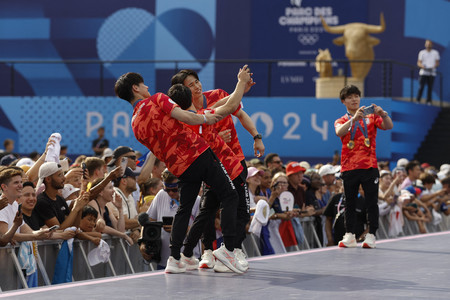 パリ五輪でファンと交流する体操日本男子の選手ら=2024年8月、パリ(AFP時事)
