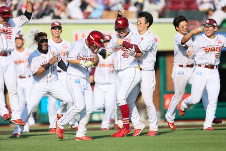 ロッテにサヨナラ勝ちし、喜ぶ渡辺佳(中央右、背番号48)ら楽天ナイン=13日、楽天モバイル
