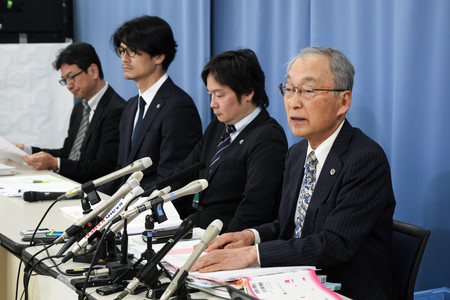 記者会見で調査報告書を説明する兵庫県の第三者委員会=13日午後、県庁