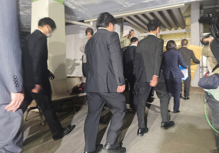 群馬県藤岡市役所に家宅捜索に入る同県警の捜査員ら=13日午後、同市