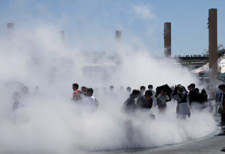 暑さ対策のため、大阪・関西万博会場にある広場「いのちパーク」で噴き出すミスト=4月24日、大阪市此花区