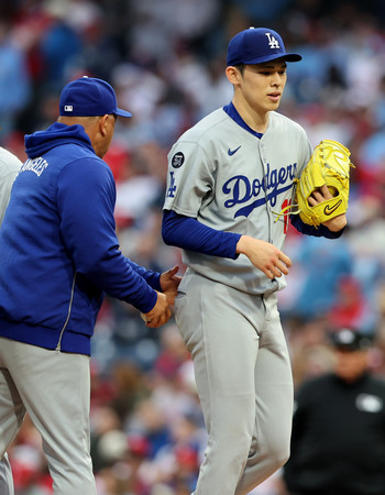 フィリーズ戦の5回途中、降板するドジャースの佐々木朗希(右)=4月5日、フィラデルフィア