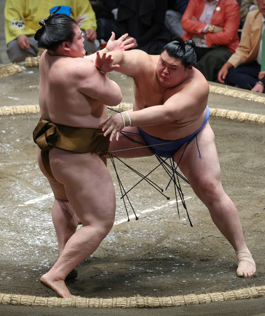 王鵬(左)を攻める大の里=14日、東京・両国国技館