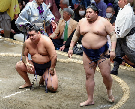 阿炎(右)に引き落としで敗れた豊昇龍=14日、東京・両国国技館