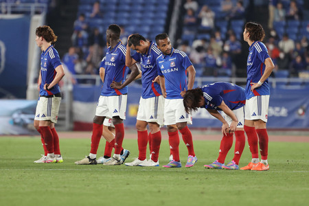柏に敗れ、肩を落とす横浜Mイレブン=14日、日産スタジアム