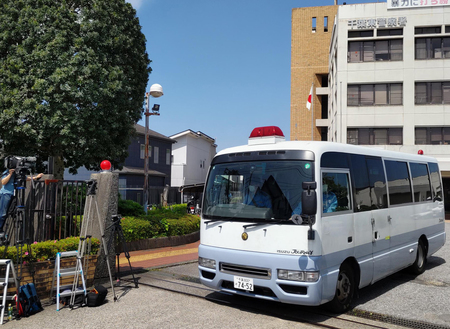送検のため千葉県警千葉東署を出る中学3年の男子生徒を乗せた車両=13日、千葉市若葉区