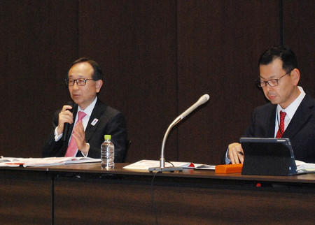 記者会見する三菱ＵＦＪフィナンシャル・グループの亀沢宏規社長（左）＝１５日、東京都千代田区
