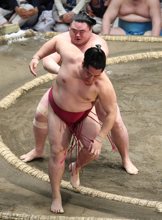 隆の勝(奥)に送り出しで敗れた遠藤=15日、東京・両国国技館