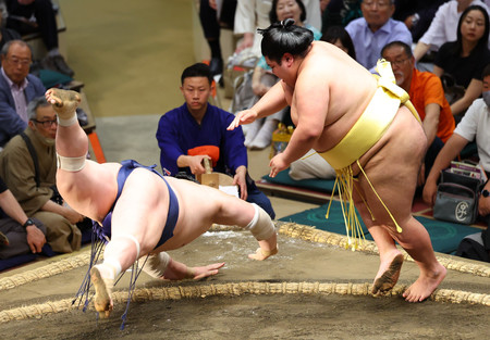 嘉陽(右)は宝富士をはたき込みで下す=15日、東京・両国国技館