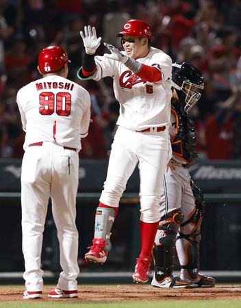 6回、逆転の満塁本塁打を放ち、喜ぶ広島の小園(中央)=15日、マツダスタジアム
