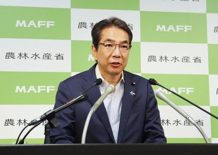 閣議後記者会見で、政府備蓄米の入札方法の見直しなどを発表する江藤拓農林水産相=16日午前、東京都千代田区