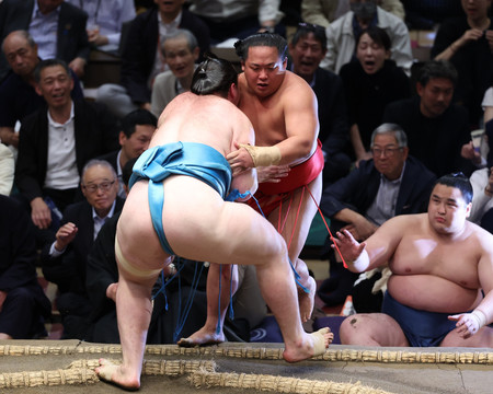 獅司(左)に寄り切られ6連敗の翠富士=16日、東京・両国国技館
