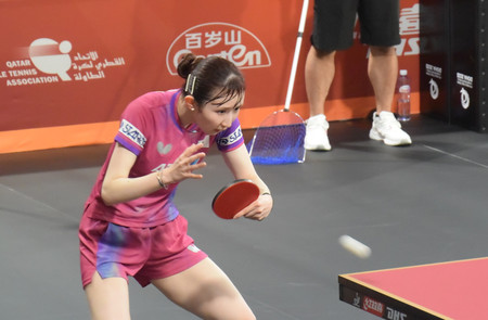 試合会場で練習する卓球女子の早田ひな=16日、ドーハ近郊
