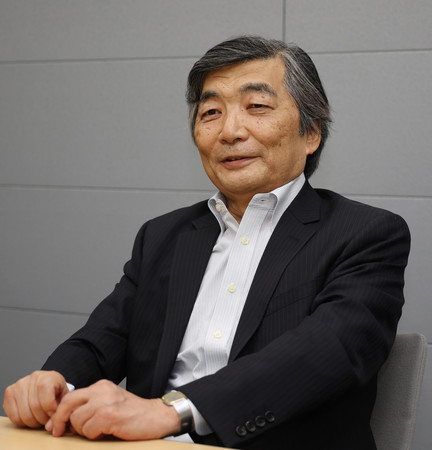 インタビューに答える篠原尚之元財務官=15日、東京都中央区
