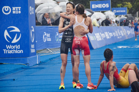 ゴール後にポーランド選手と抱き合う高橋侑子(中央左)=17日、横浜市中区