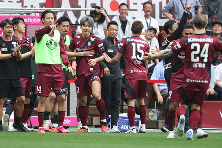 後半、先制ゴールを決め、祝福される神戸の大迫(左から5人目)=17日、ノエスタ