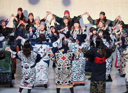 大阪・関西万博の会場で披露されたアイヌ舞踊=17日午後、大阪市此花区