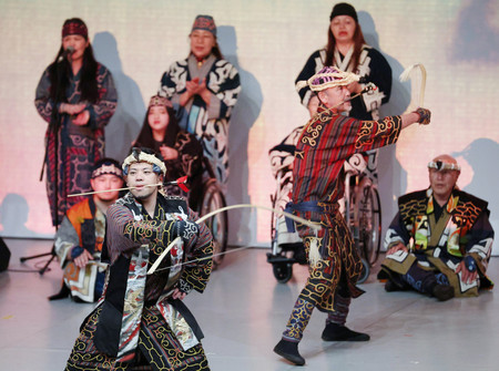 大阪・関西万博の会場で披露されたアイヌ舞踊=17日午後、大阪市此花区