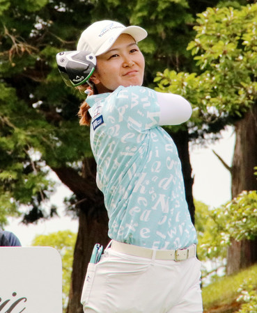 ティーショットを放つ神谷そら=17日、福岡雷山GC