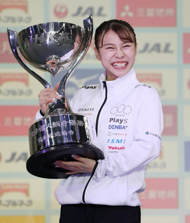 女子で優勝し、表彰式で笑顔を見せる杉原愛子=17日、東京体育館